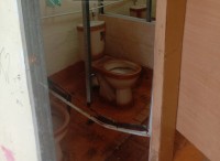 Ученики тагильской школы пожаловались на состояние туалетов (фото)