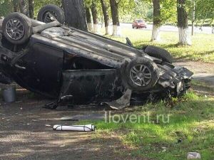 ДТП в Нижнем Тагиле: автомобиль перевернулся и получил сильнейшие повреждения после столкновения с Lada Priora (фото)