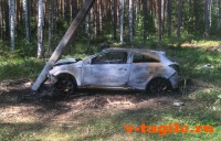 Под Нижним Тагилом Opel снёс столб, едва не устроив блэкаут. Иномарка сгорела, водитель исчез (обновлено)