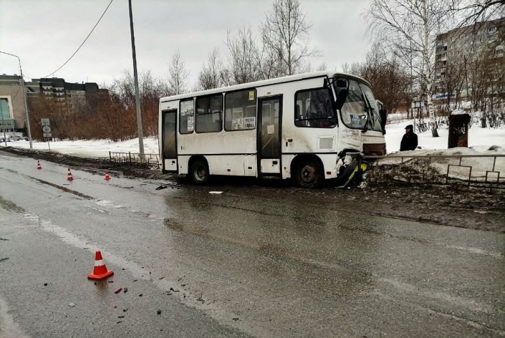 В центре Нижнего Тагила автобус влетел во внедорожник. Город встал в многокилометровую пробку (фото)