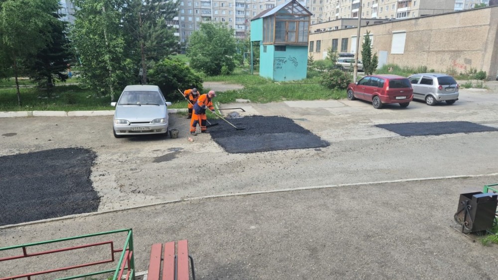 Куйвашев не поедет закапывать ямы у дома ветерана: это уже сделали дорожники