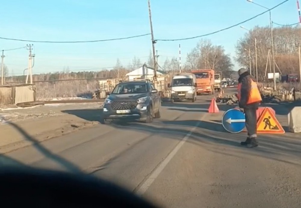 Злополучный переезд в Нижнем Тагиле начали ремонтировать. Движение затруднено