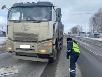 В Нижнем Тагиле мужчина шагнул под колёса грузовика (фото)