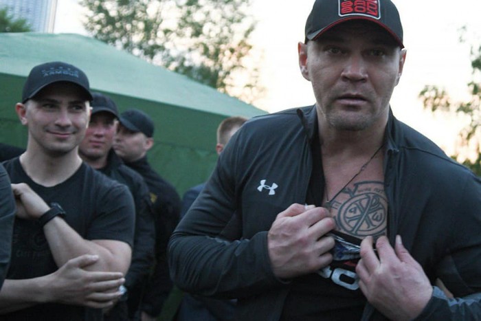 Спортсмены-бойцы с иконами разогнали противников строительства храма в центре Екатеринбурга. Полиция наблюдала за стычками со стороны (фото)