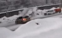 Легковушка, уходя от столкновения, врезалась в сугроб и перевернулась: видео момента ДТП (обновлено)