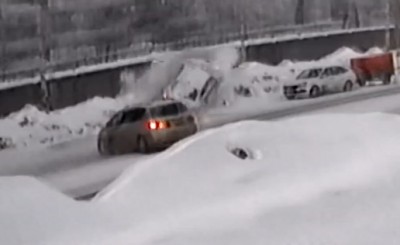 Легковушка, уходя от столкновения, врезалась в сугроб и перевернулась: видео момента ДТП (обновлено)