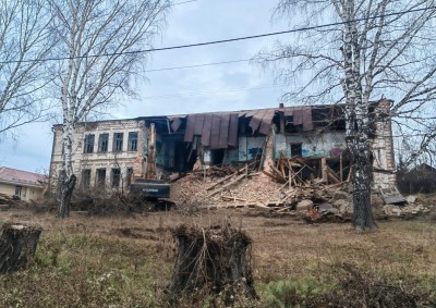 В пригороде Тагила сносят огромную школу: видео