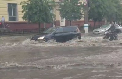 На Нижний Тагил обрушился мощный ливень, дороги ушли под воду: фото, видео
