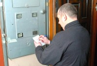 Энергетики предупредили о мошенниках, которые ходят по квартирам и меняют счетчики