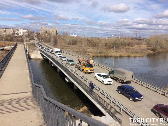 Тагильскую мэрию оштрафовали за отказ сносить временный мост на Красноармейской. Срок его службы 2 года, говорят областные чиновники