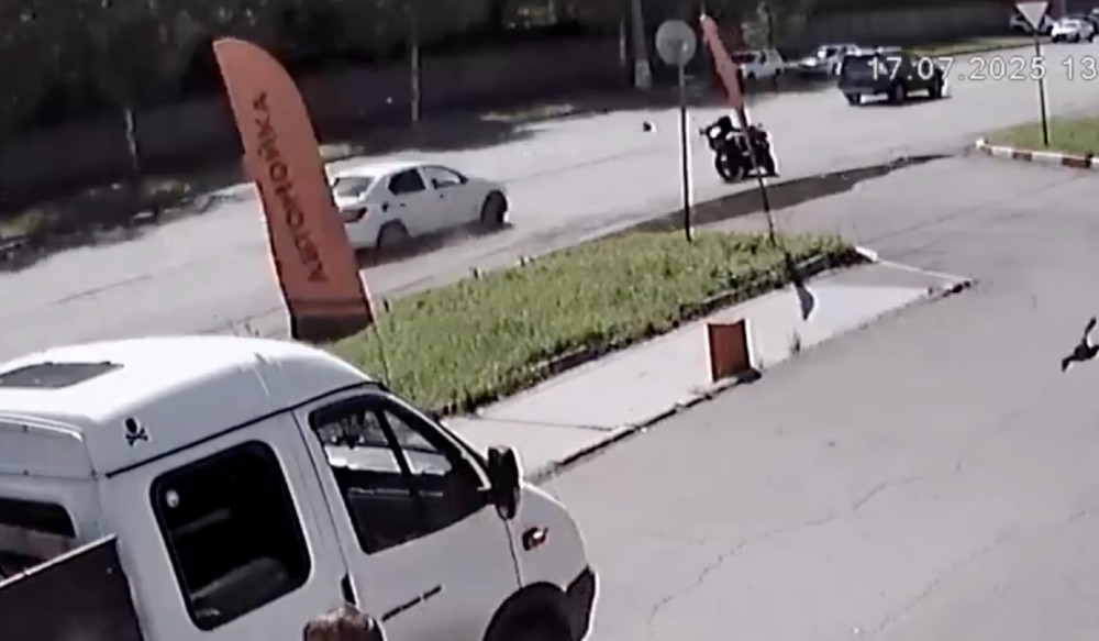В Нижнем Тагиле насмерть разбился мотоциклист. Момент аварии попал на видео