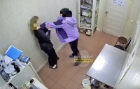 &laquo;Я тебя сейчас сломаю&raquo;: нападение на сотрудника ветклиники из-за отказа вколоть БАД попало на видео