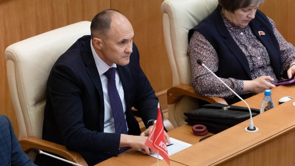 &laquo;Клялся в верности коммунистическим идеям&raquo;: депутат от КПРФ уходит в ЕР, но мандат не сдает