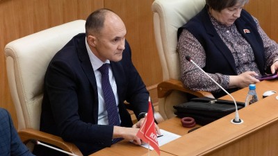 &laquo;Клялся в верности коммунистическим идеям&raquo;: депутат от КПРФ уходит в ЕР, но мандат не сдает