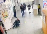 Тагильчанин из-за бутылки коньяка побил охранника супермаркета (видео)