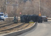 В Нижнем Тагиле «Гелик» с блатными номерами «прилег» на трамвайных путях