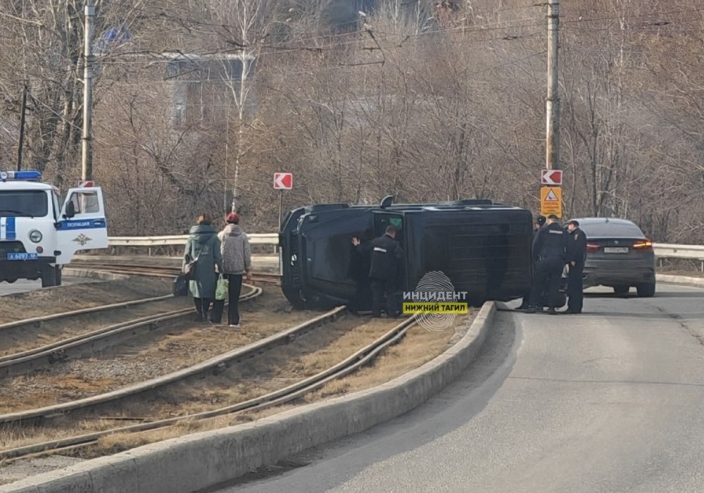 В Нижнем Тагиле &laquo;Гелик&raquo; с блатными номерами &laquo;прилег&raquo; на трамвайных путях