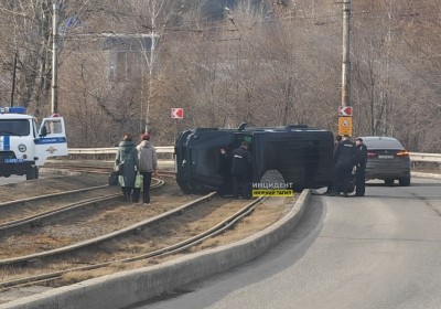 В Нижнем Тагиле &laquo;Гелик&raquo; с блатными номерами &laquo;прилег&raquo; на трамвайных путях
