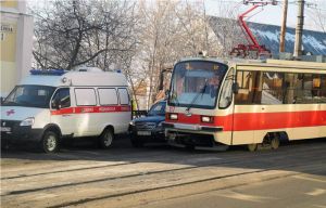 На проспекте Ленина легковушку зажало между трамваем и машиной скорой помощи (фото)