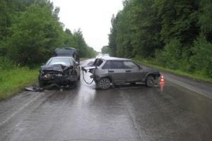 Под Нижним Тагилом лихач врезался в автомобиль, в котором ехала семья с детьми