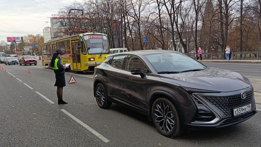 В центре Нижнего Тагила сбили женщину, которая шла к трамваю
