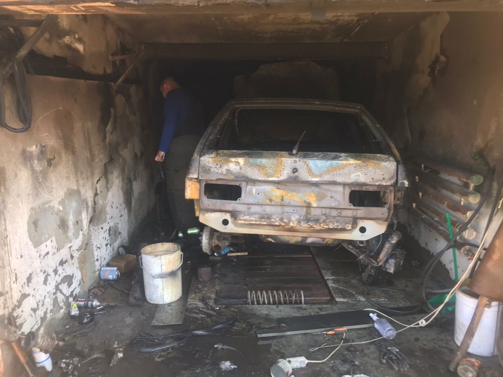 В Нижнем Тагиле сгорел гараж с автомобилем, арендатор убежал (фото)