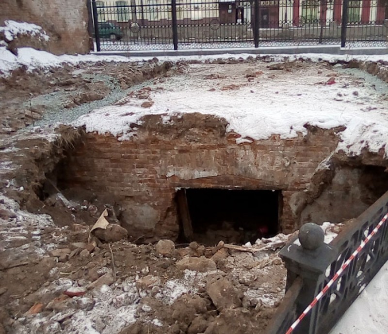 В 2012 году закопали, сейчас снова раскопали: в сквере советских скульптур нашли скрытые подземелья купца Аксенова (фото)