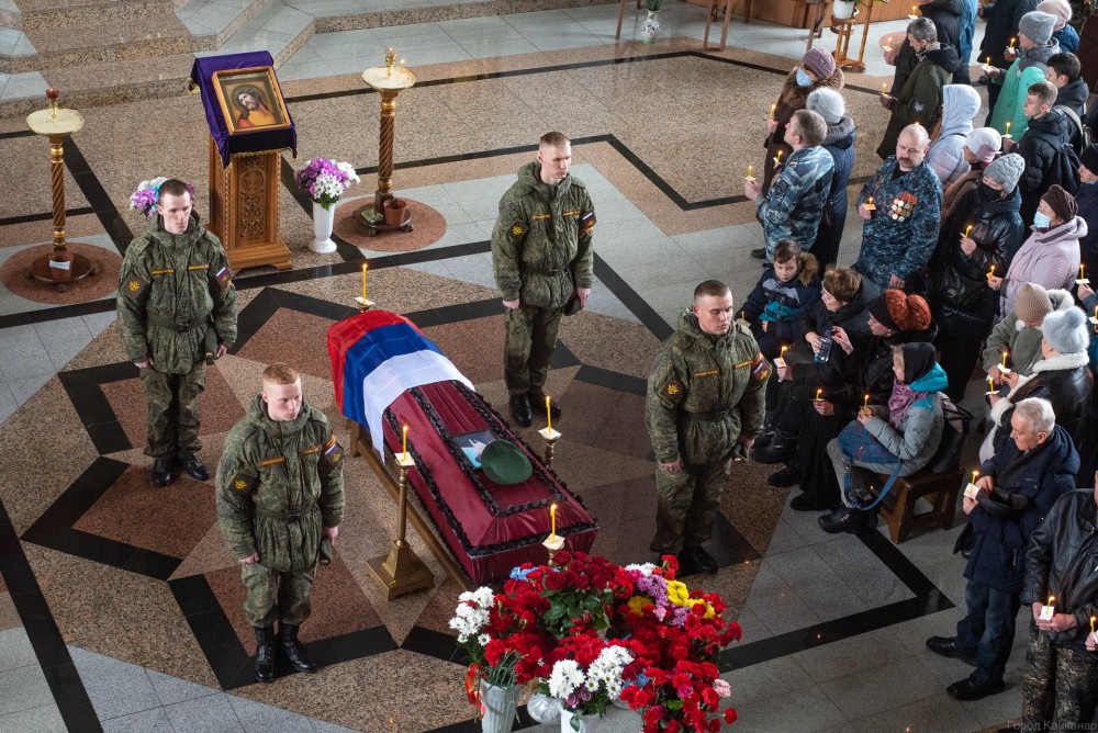 В Качканаре простились с 19-летним солдатом, погибшим на Украине (фото)