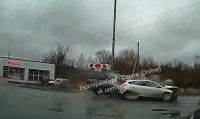В Нижнем Тагиле пикап на большой скорости протаранил легковушку: видео момента ДТП