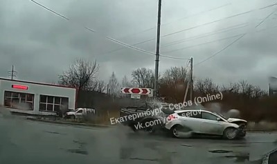 В Нижнем Тагиле пикап на большой скорости протаранил легковушку: видео момента ДТП