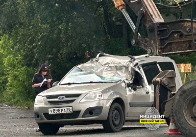 В Нижнем Тагиле экскаватор смял легковушку: подробности аварии от ГАИ