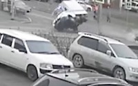 Легковушка «опрокинула» автозак с заключёнными, летевший по «встречке» на красный: видео