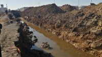 Половина Нижнего Тагила осталась без воды: строители моста через пруд разрушили водопровод (фото)