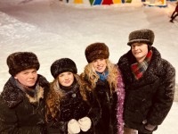 Назад в СССР: молодёжь встретила Новый год в советских традициях