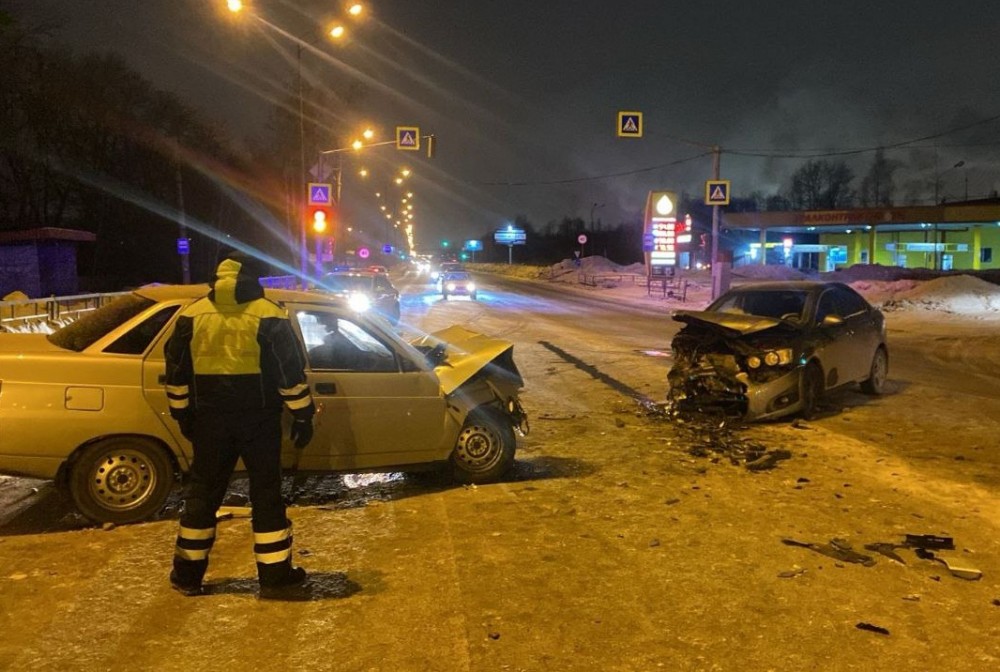 В лобовой аварии в Нижнем Тагиле пострадали четыре человека: фото