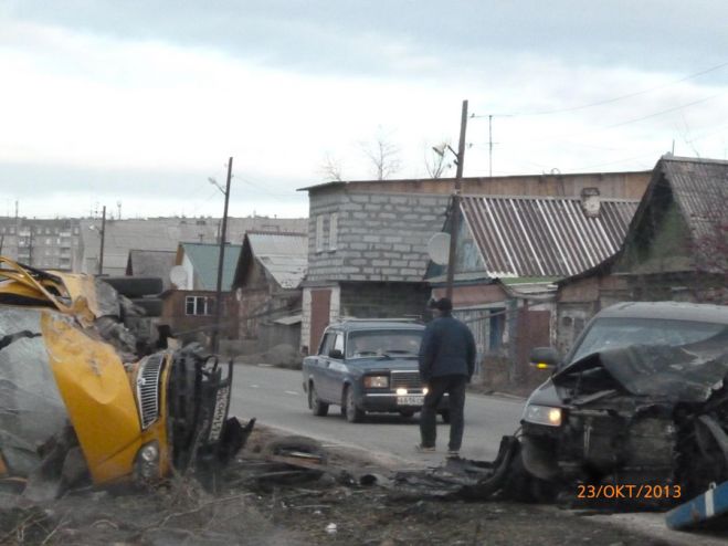 На Вагонке Фольксваген опрокинул маршрутку (фото)