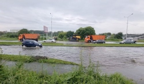 Река вышла из берегов: в центре Нижнего Тагила закрыли дорогу, под воду уходит парк