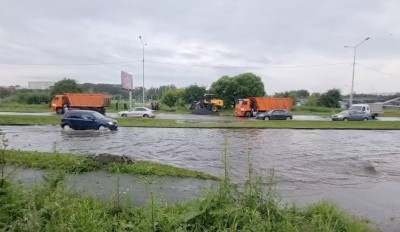 Река вышла из берегов: в центре Нижнего Тагила закрыли дорогу, под воду уходит парк