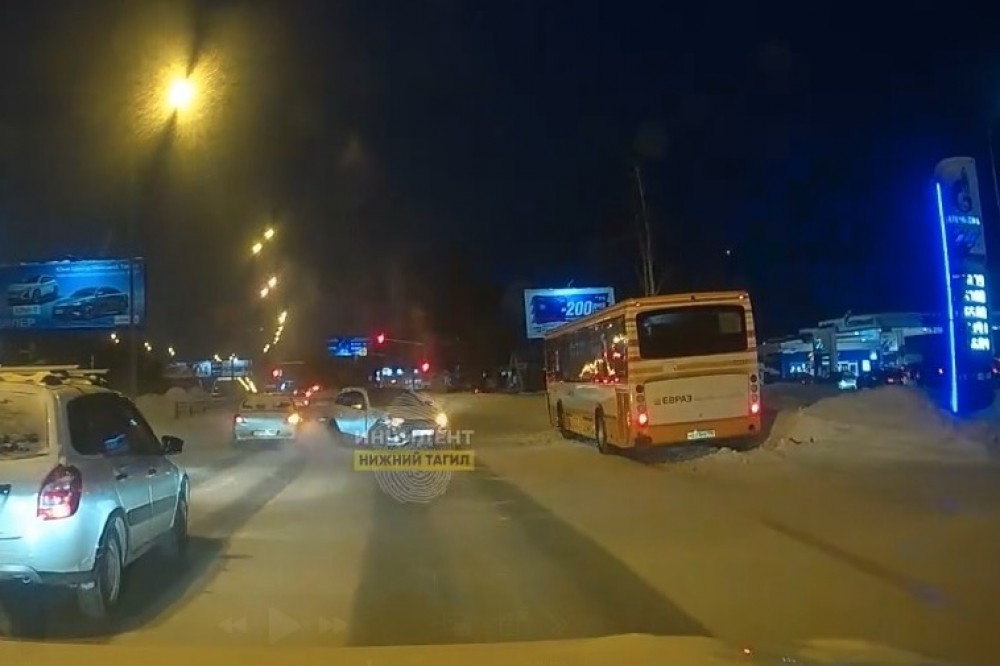 &laquo;Медвежья услуга&raquo;: видеорегистратор заснял момент ДТП с автобусом Евраз НТМК