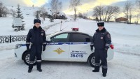 Тагильские инспекторы ДПС помогли семейной паре из Магнитогорска, у которой на трассе сломалась машина