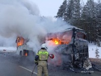 На Серовском тракте загорелся рейсовый автобус (видео)