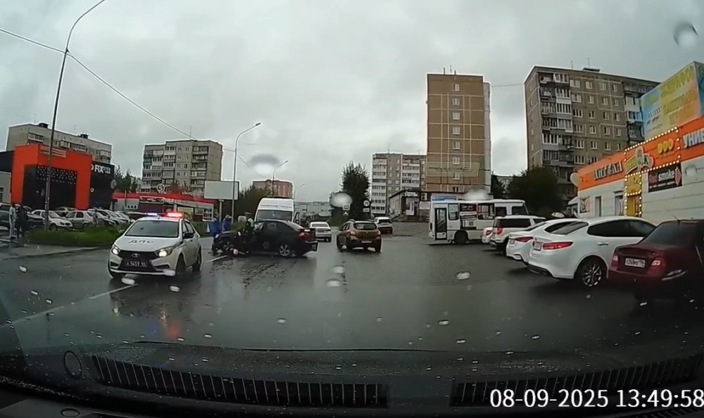 В Нижнем Тагиле девушка на Mitsubishi сбила курьера на электровелосипеде