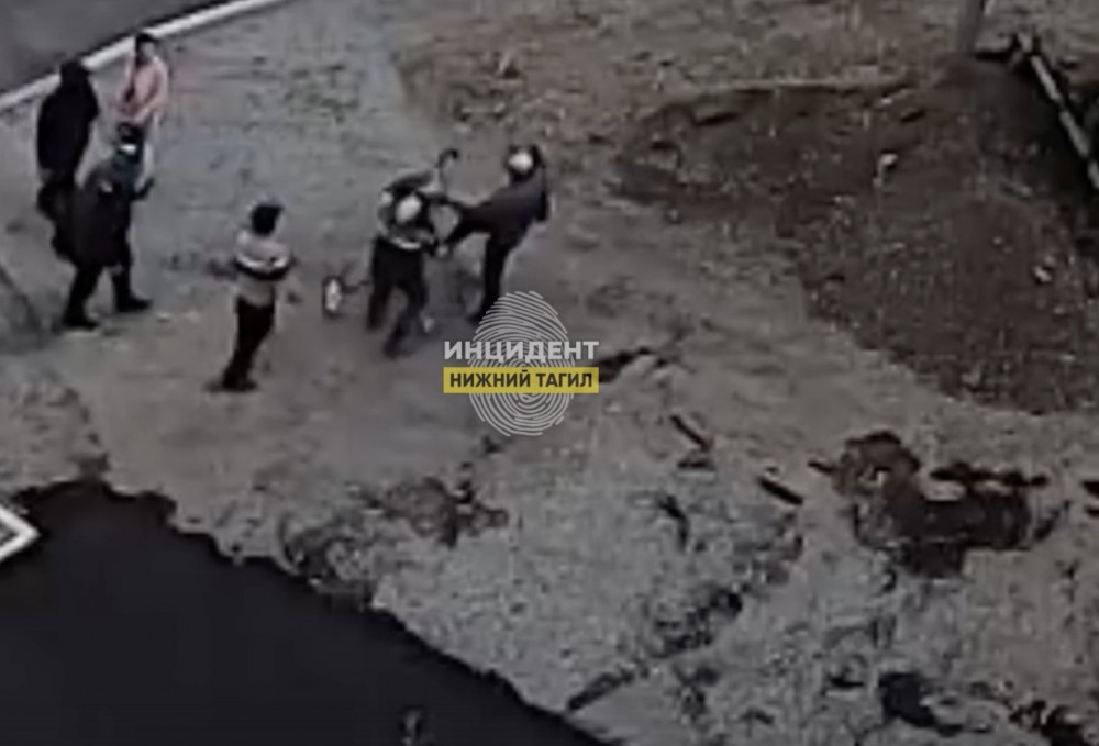 Появилось видео драки тагильских дорожников с прохожим, который наступил на свежий асфальт
