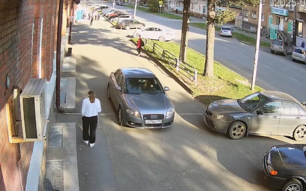 Дерзкая автоледи на Audi устроила заезд по тротуару, но её пыл остудили: видео