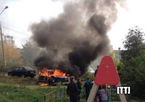 Приключения у школы №95 продолжаются: на ее площадке дотла сгорел автомобиль (видео)