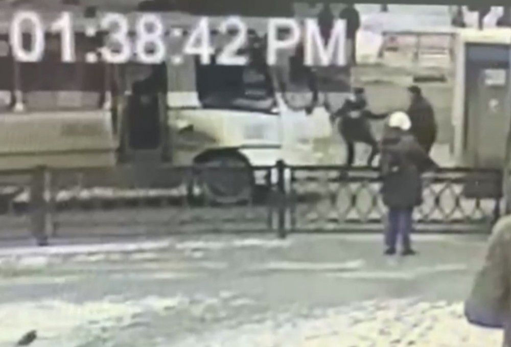 Проткнул отвёрткой грудь: в Нижнем Тагиле подрались водители автобусов (видео)