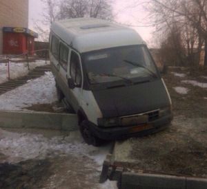 В Нижнем Тагиле пьяный водитель маршрутки уснул, подвесив машину на бордюре (фото)