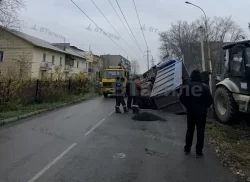 Самосвал ушел под землю на дороге в Нижнем Тагиле: фото