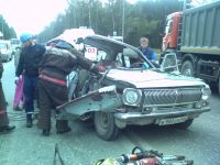 На Свердловском шоссе погрузчик въехал в «Волгу», из автомобиля пассажира извлекали спасатели (фото)