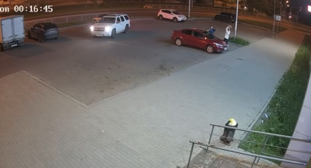 Вооруженный плиткой неадекват угнал автомобиль и протаранил ТЦ в Нижнем Тагиле: видео